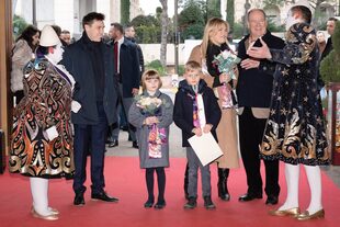 El príncipe Alberto con sus hijos, los mellizos Jacques y Gabriella (convertida en una mini Charlene con su nuevo peinado), y sus sobrinos Louis Ducruet y Camille Gottlieb.
 