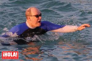 El príncipe Alberto, con un traje de neoprene y antiparras, se divirtió en el mar entre caídas en las olas y juegos en la arena con sus dos hijos más pequeños, Gabriella y Jacques, fruto de su matrimonio con la princesa Charlene.