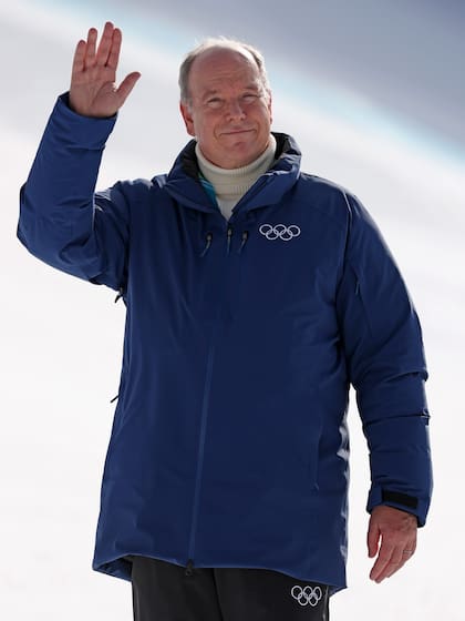 El príncipe Alberto de Mónaco fue el encargado de presentar las medallas de bajada masculina en esquí alpino, y las de gran snowboard aéreo masculino. Previamente asistió a la Ceremonia de apertura de los Juegos Olímpicos de Invierno 2026 y a la recepción de los Jefes de Estado