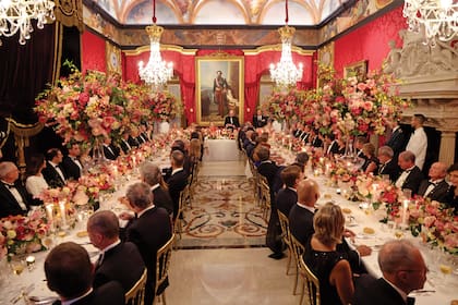 El príncipe Alberto II, anfitrión de la velada, en pleno discurso, en el Salón del Trono. En el lugar, que fue remodelado por Alberto II, hay frescos de Orazio de Ferrari y escudos heráldicos.