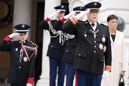 El príncipe Alberto II y su hijo, Jacques, ambos con uniformes militares, realizando el saludo marcial
