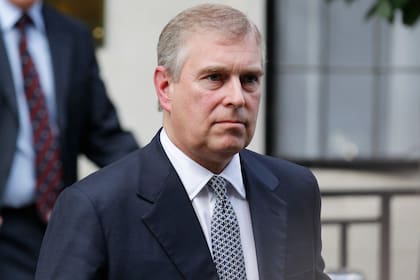 El príncipe Andrés de Gran Bretaña sale del hospital Rey Eduardo VII de Londres después de visitar a su padre, el príncipe Felipe, el 6 de junio de 2012