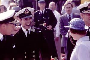 El expríncipe Andrés, de “hijo predilecto” de la reina y “héroe” de Malvinas a hundir a la familia real