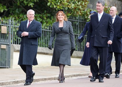 El príncipe Andrés, que acaba de cumplir 64 años, llegó con Sarah Ferguson, que, después del cáncer de mama que le fue diagnosticado el año pasado, reveló que ahora tiene cáncer de piel. Los acompaña Timothy Laurence, marido de la princesa de Ana.