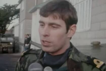 El príncipe Andrew, con su cargo de subteniente, habla como de la guerra de Malvinas