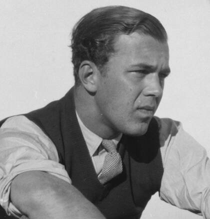 El príncipe Bertil de Suecia a sus 22 años.