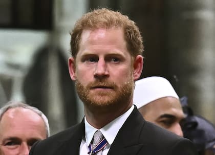 El príncipe británico Harry, duque de Sussex, observa cómo el rey Carlos III de Gran Bretaña abandona la Abadía de Westminster tras su coronación en el centro de Londres el sábado 6 de mayo de 2023. 