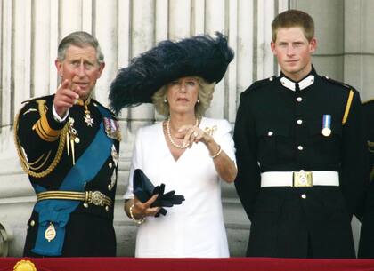 El príncipe Carlos, Camilla de Cornualles y Harry durante un evento de la familia real cuando este último era apenas un joven (Crédito: Shutterstock)