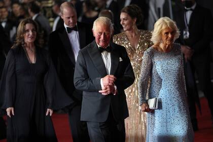 El príncipe Carlos de Gran Bretaña, al centro y su esposa Camilla, la duquesa de Cornualles.