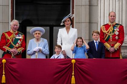 El príncipe Carlos, de izquierda a derecha, la reina Isabel II, el príncipe Louis, Kate, la duquesa de Cambridge, la princesa Charlotte, el príncipe George y el príncipe Guillermo en el balcón del Palacio de Buckingham
