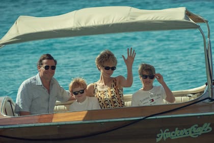 El príncipe Carlos (Dominic West), un joven Harry (Teddy Hawley), la princesa Diana (Elizabeth Debicki) y un joven William (Timothee Sambor)