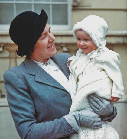 El príncipe Carlos en brazos de su niñera, Mabel Anderson. 1949
