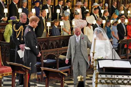 El príncipe Carlos acompañó a Meghan en el último tramo de su procesión nupcial