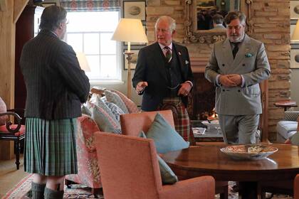 El príncipe Carlos junto a su ex hombre de su confianza y director, hasta el año pasado, de la Prince Foundation, Michael Fawcett, que habría mediado para que el magnate saudí Mahfouz Marei Mubarak obtuviera el título de caballero y la nacionalidad británica a cambio de donaciones a la organización.