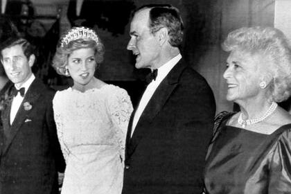 El príncipe Carlos, Lady Di, George H.W. Bush y Barbara Bush