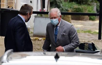 El príncipe Carlos llegó en un auto Tesla alrededor de las 15.20 al hospital y salió cerca de las 16 y se rehusó a hablar de la entrevista de Harry y Meghan