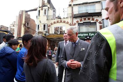 El príncipe Carlos recorrió las calles y visitó a los damnificados por la ola de violencia