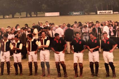 El príncipe Carlos (sobre el margen derecho) estuvo en el Hurlingham Club y jugó varios partidos al polo