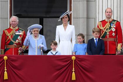 El príncipe Carlos y el príncipe William lucieron, a diferencia del príncipe Harry, uniformes militares para presenciar el Desfile del Estandarte y para saludar al puebl desde el balcón de Buckingham
