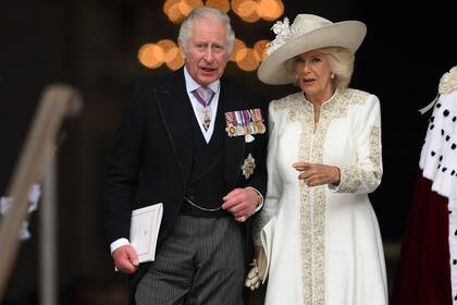El príncipe Carlos y la duquesa de Cornualles salen de la Catedral de San Pablo en Londres