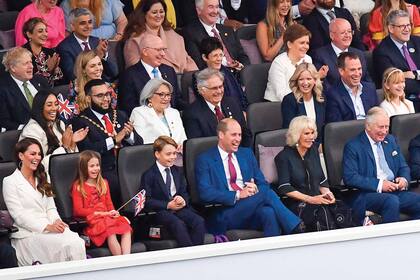 El príncipe Carlos y su mujer, y los duques de Cambridge y sus hijos, disfrutaron junto a otras 22 mil personas de la Platinum Party, un espectáculo repleto de estrellas –organizado por la BBC, en tres escenarios frente al palacio de Buckingham– y con una puesta en escena para una experiencia de 360 grados. 
