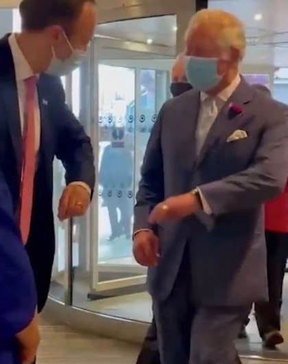 El príncipe Carlos y una confusión habitual: no saber si saludar con la mano, el codo o haciendo una reverencia.