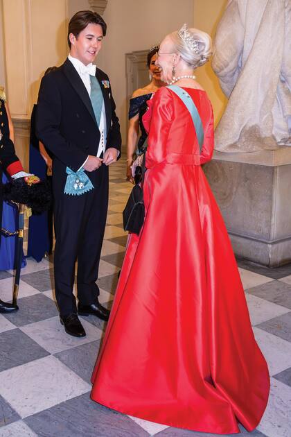 El príncipe Christian fue recibido con dos besos por su abuela, la reina Margarita.