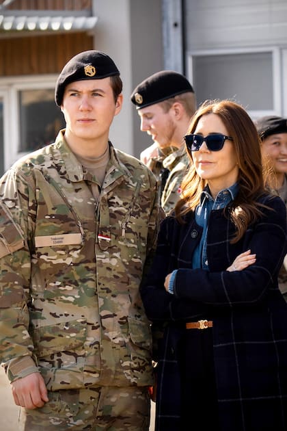 El príncipe Christian junto a su madre, la reina Mary, durante la jornada de puertas abiertas en la que él y sus compañeros del cuartel Antvorskov, a las afueras de Slagelse, recibieron la visita de sus familiares.