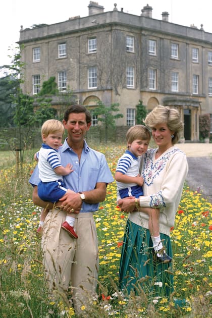 El príncipe de Gales con Diana y sus hijos, los príncipes William y Harry, en un posado oficial realizado en Highgrove House, el 14 de julio de 1986.