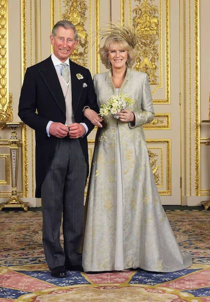 El príncipe de Gales y la duquesa de Cornwall posan en el White Drawing Room del castillo de Windsor para la foto oficial de la boda, la segunda para los dos, celebrada el 9 de abril de 2005 en Windsor.