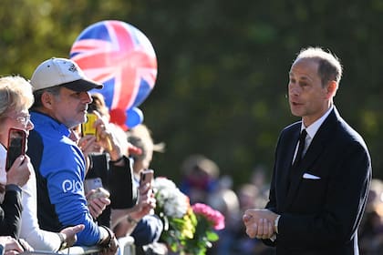 El príncipe Eduardo conversa con miembros del público frente al castillo de Windsor en los funerales de su madre