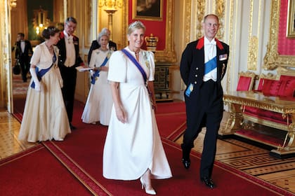 El príncipe Eduardo de Edimburgo y su mujer, la duquesa Sophie, son parte de la monarquía reducida que acompaña a Carlos III. Ella brilló con la tiara Wessex de aguamarina. Detrás se los ve a los duques de Gloucester.