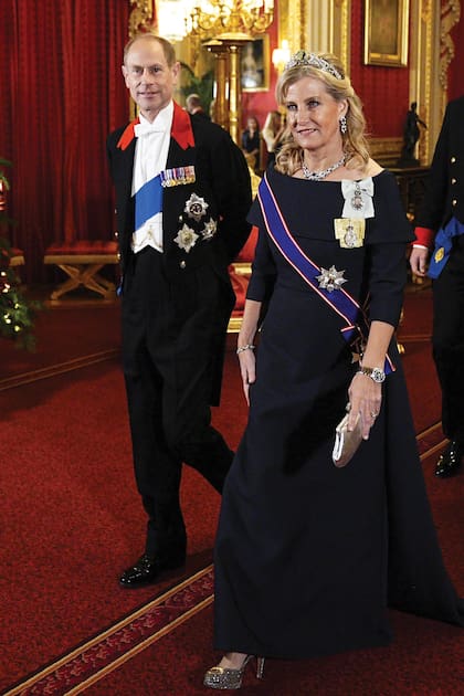 El príncipe Eduardo, hermano del Rey y duque de Edimburgo y su mujer, Sofía, ingresan al banquete. La duquesa llevó un vestido de seda de Suzannah London con un clutch plateado de Anya Hindmarch y zapatos de glitter con plataformas de LK Bennett