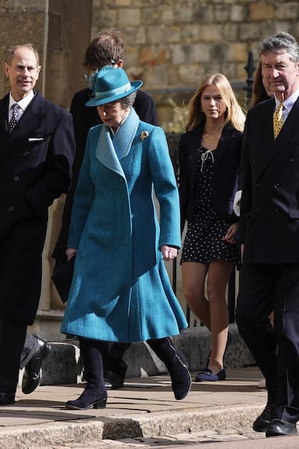 El príncipe Eduardo, la princesa Ana (con botas de gamuza de The House of Bruar y sombrero de pluma de Amy Morris-Adamas Milliner) y su marido Timothy Laurence
