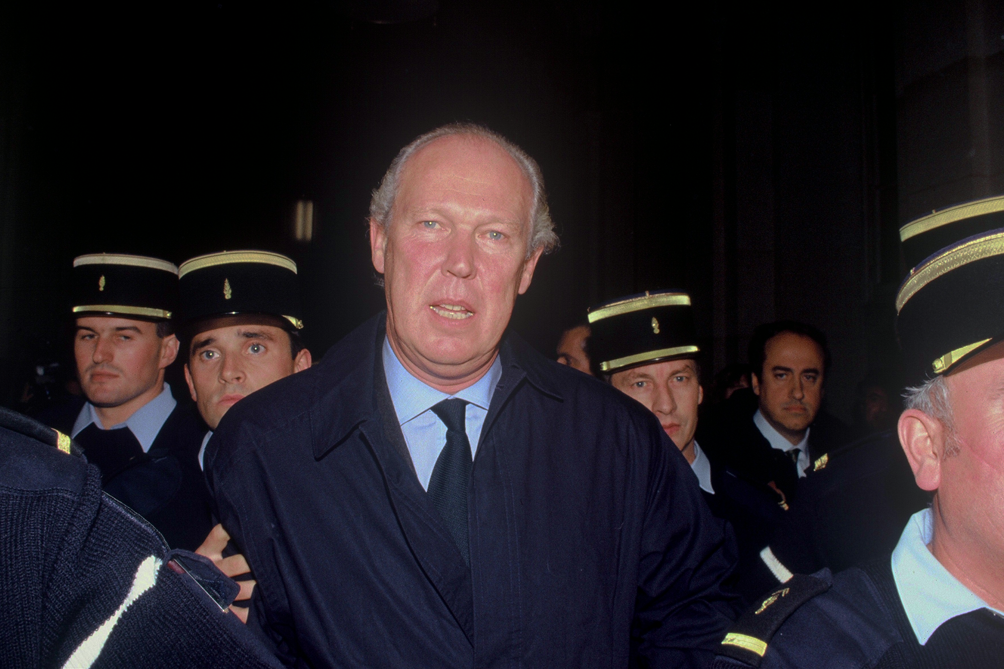 El príncipe en París, rodeado por la policía durante el juicio llevado a cabo en los años 90