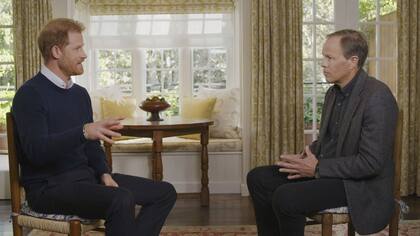 El príncipe Enrique habla durante una entrevista con el periodista Tom Bradby. (AP)