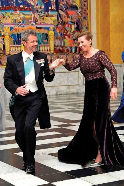 El príncipe Federico se lució bailando con la primera ministra Mette Frederiksen.  
