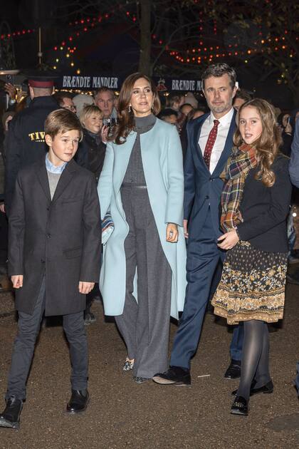 El príncipe Federico y la princesa Mary dijeron presente con dos de sus cuatro hijos, Josefina y Vicente.