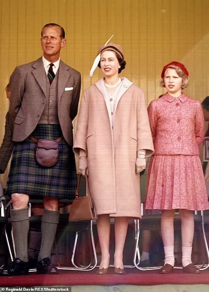 El príncipe Felipe con una falda escocesa con la reina y la princesa Ana