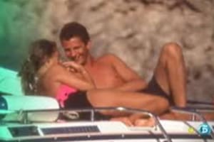 El príncipe Felipe e Isabel Sartorius, juntos y risueños en la cubierta de la lancha Njao, en la foto que ilustró la portada de Hola del 6 de septiembre de 1989 y delató un romance que revolucionó España