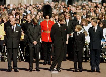 El príncipe Felipe, Guillermo, Earl Spencer, Harry y Carlos, durante el funeral de Lady Di