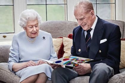 El príncipe Felipe y la reina Isabel en su celebración de 73 años de casados