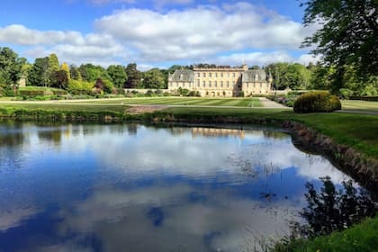 El príncipe Felipe y su hijo mayor, el príncipe Carlos, asistieron a Gordonstoun, la escuela fundada por Hahn