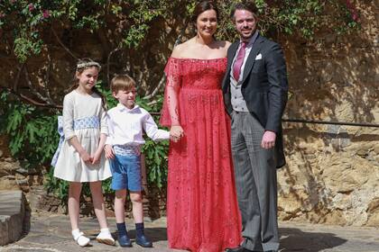 El príncipe Félix junto a su mujer, Claire (lució un strapless de chiffon de seda de Zuhair Murad) y sus hijos, Amalia y Liam.