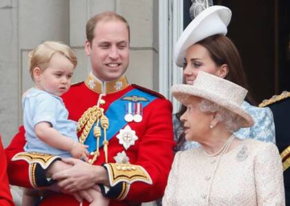 El príncipe George de pequeño con la reina Isabel y con sus padres