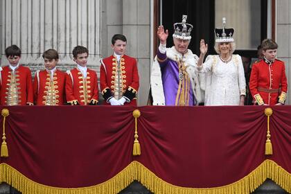 El príncipe George, segundo a la izquierda, en el balcón de Buckingham.  