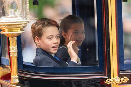El príncipe George, segundo en la línea de sucesión al trono, saluda a la multitud. Detrás se ve a su hermana Charlotte. 