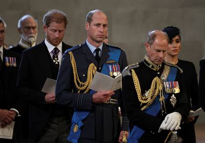 El príncipe Guillermo, con su hermano Harry detrás. (ALKIS KONSTANTINIDIS / POOL / AFP)