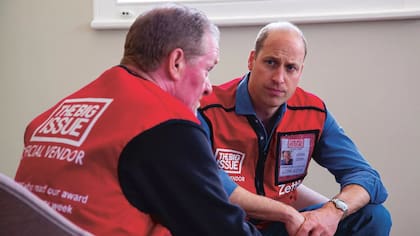 El príncipe Guillermo conversó con Dave Martin, uno de los vendedores de The Big Issue, una revista británica de carácter social (Crédito: Andy Parsons/The Passage)