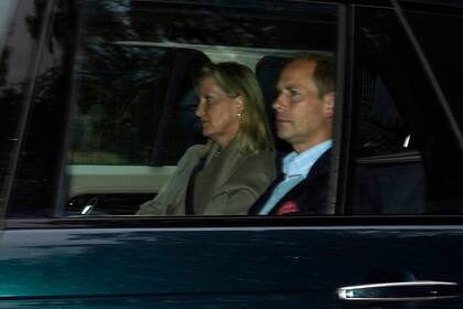 El príncipe Guillermo de Gran Bretaña conduce un automóvil que lleva al príncipe Andrés, que no aparece en la foto, con el príncipe Eduardo y Sofía, condesa de Wessex, a Balmoral en Escocia, el jueves 8 de septiembre de 2022